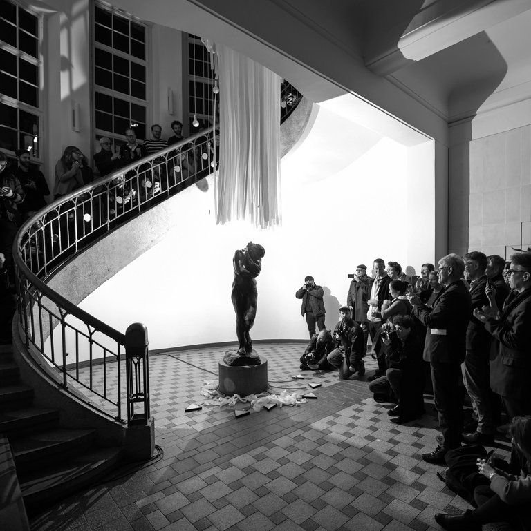 In einer mit Licht und Musik begleiteten Inszenierung wurde die »Eva« im Hauptgebäude der Bauhaus-Universität Weimar nach ihrer erfolgreichen Restaurierung enthüllt. (Foto: Thomas Müller)