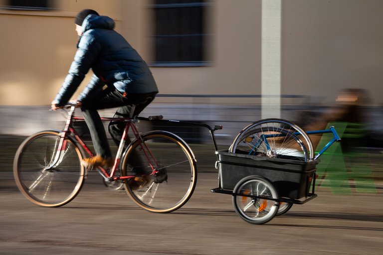 Ab sofort können Studierende den Fahrradlastenanhänger in der Fahrradwerkstatt kostenfrei ausleihen. (Foto: Marco von der Heyden)