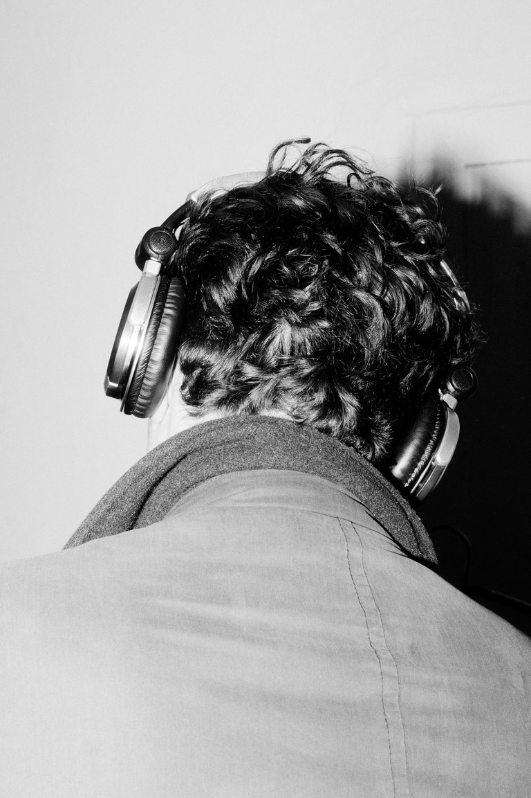 Mann mit Kopfhörern, fotografiert von Samuel Solazzo und Jannis Uffrecht