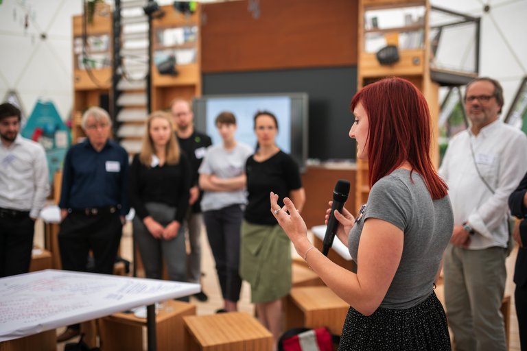 Teilnehmerinnen und Teilnehmer stellen zum Abschluss die Ergebnisse des Scientific Weimar Cafés vor (Copyright: Bauhaus-Universität Weimar, Foto: Thomas Müller)