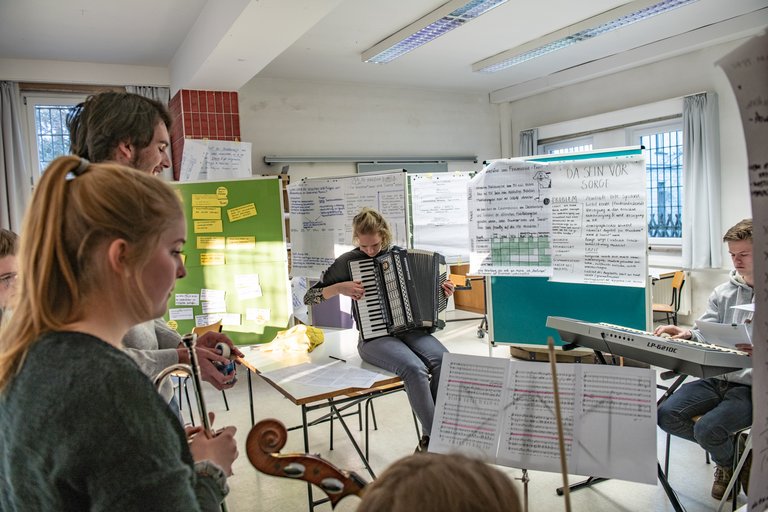 Die Studierenden arbeiten bis zur Präsentation an ihren Skizzen, Entwürfen und Modellen (Copyright: Bauhaus-Universität Weimar, Fotos: Carlon Klemm / Philipp Montenegro)