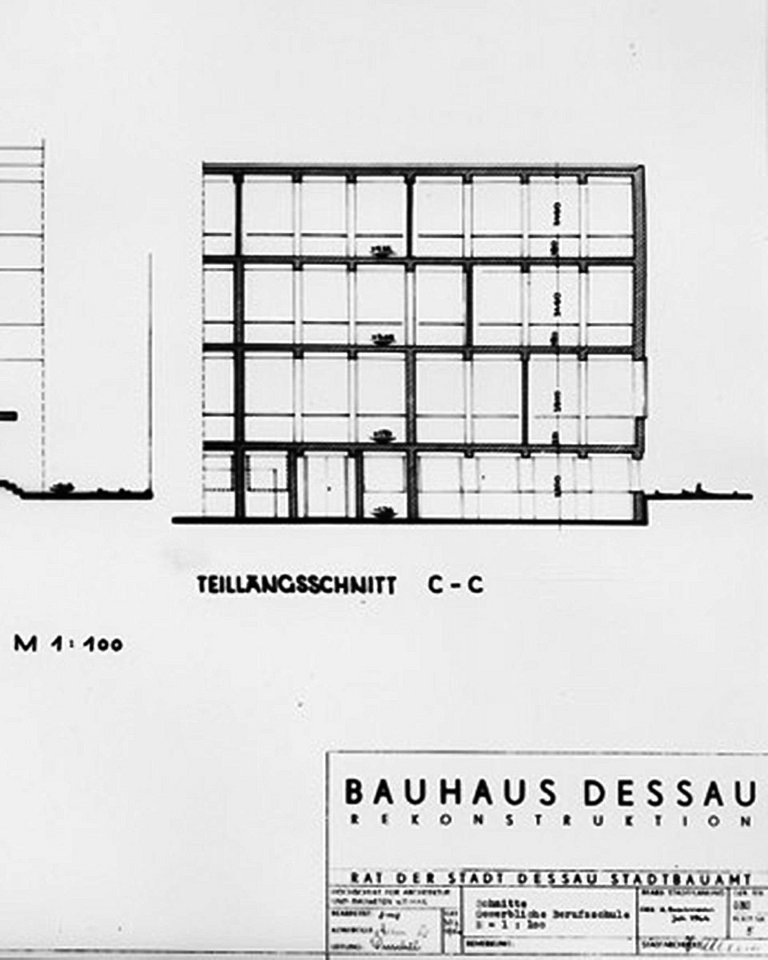 Treppenhaus des Bauhausgebäudes in Dessau. Quelle: Archiv der Moderne