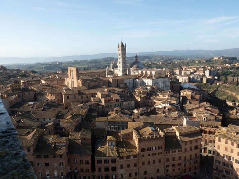 Blick vom Torre del Mangia (zwischen 1338 und 1348 erbaut) auf der Piazza del Campo, dem wichtigsten Platz Sienas, neben dem Palazzo Pubblico in Richtung Dom (Foto: Julia Heinemann)
