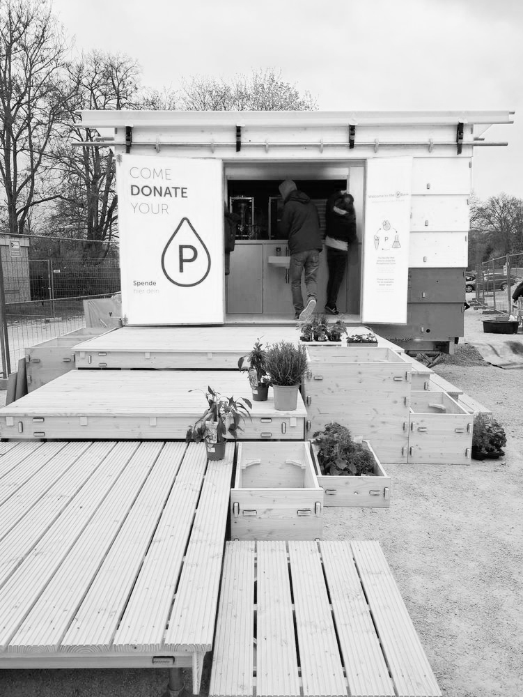 Bei einem Probelauf am 12. April 2019 wurde die Phosphor-Recycling-Toilettenanlage »P-Bank« erfolgreich getestet. Foto: Dana Höftmann